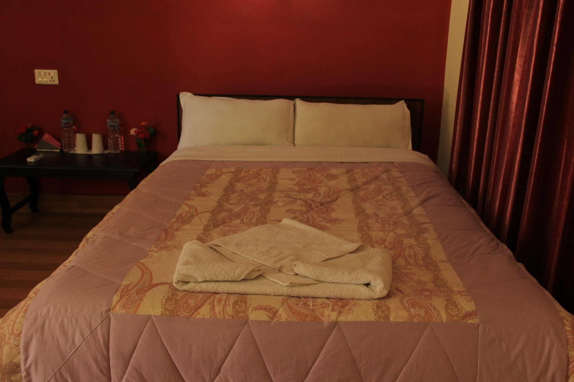 Chitwan Safari Camp & Lodge Sauraha Bagian luar foto