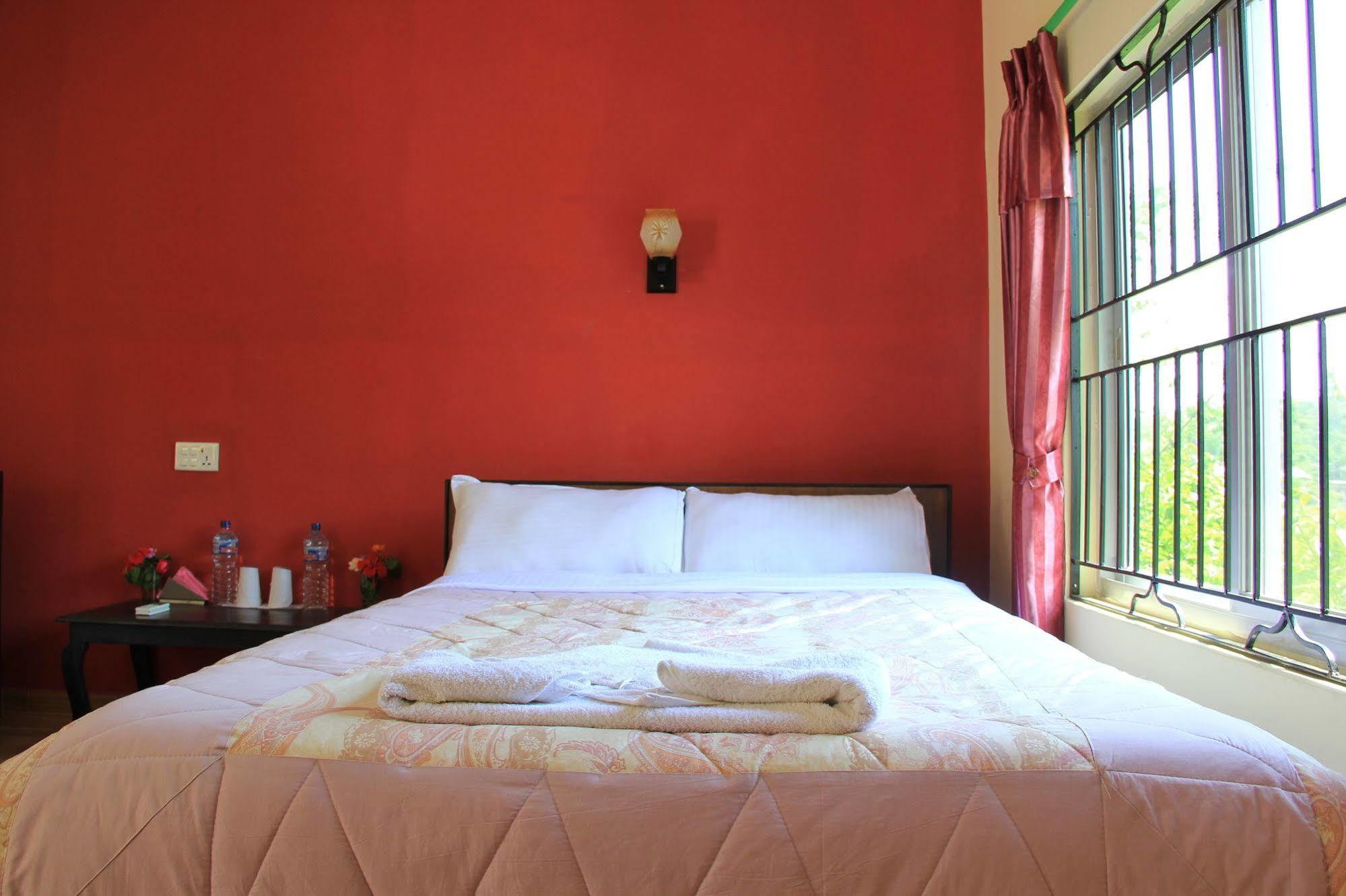 Chitwan Safari Camp & Lodge Sauraha Bagian luar foto