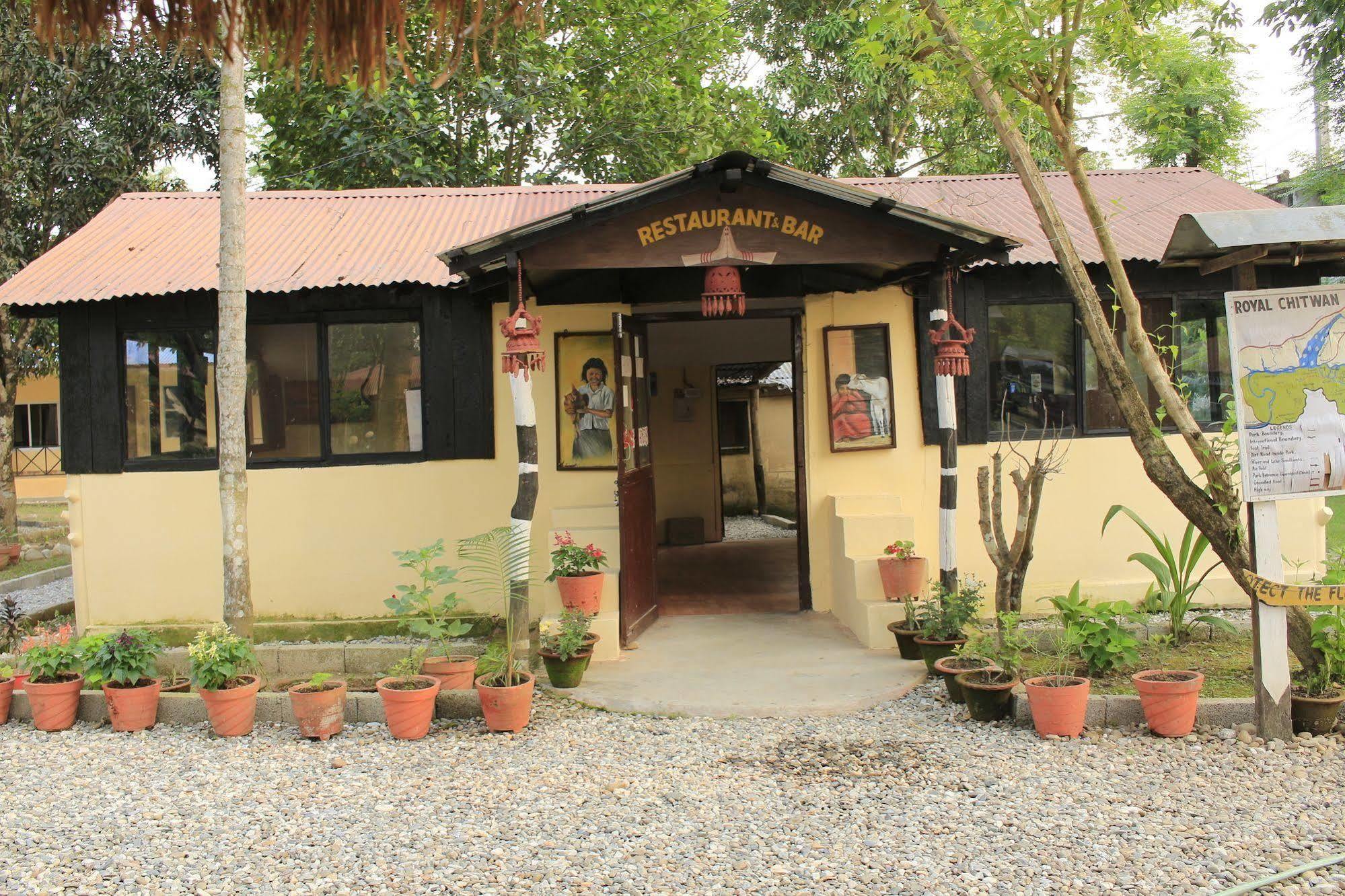 Chitwan Safari Camp & Lodge Sauraha Bagian luar foto