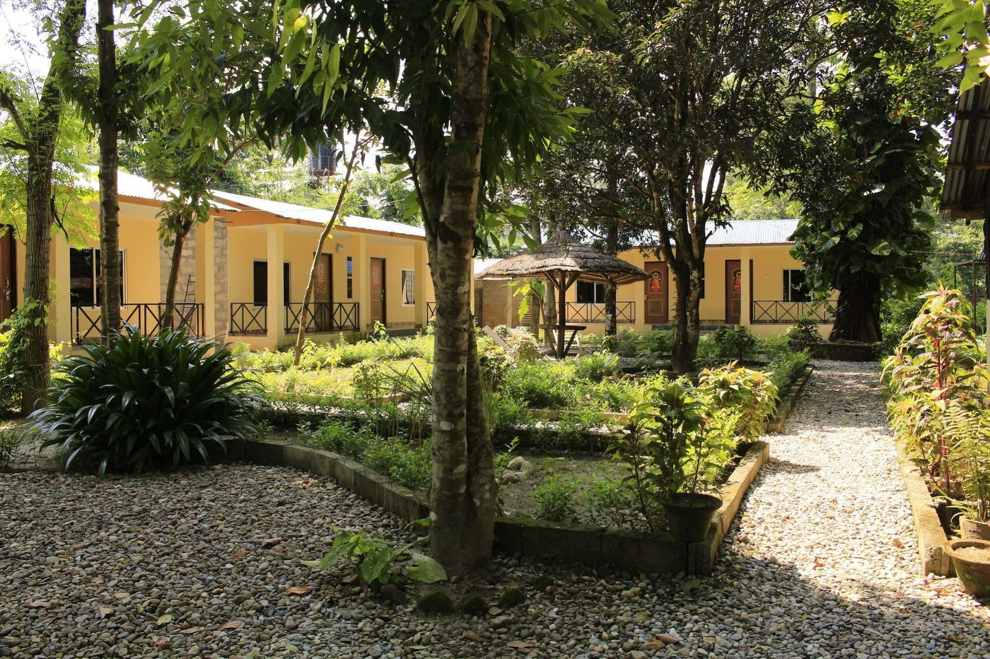 Chitwan Safari Camp & Lodge Sauraha Bagian luar foto